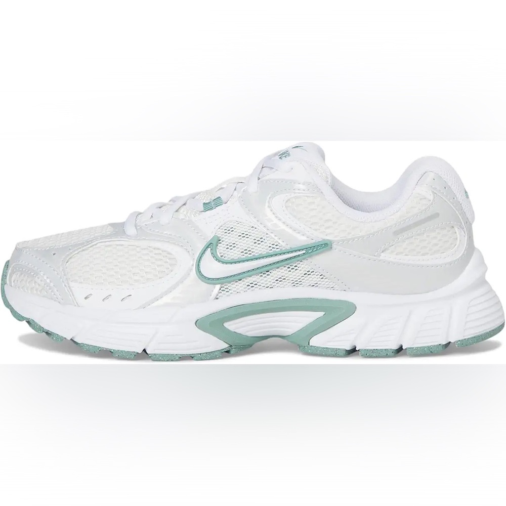 NWT Nike Women's White and Teal V5 RNR Sneakers - Picture 2 of 9